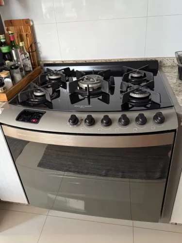 Fogão Brastemp Ative, 5 bocas, mesa de vidro e inox