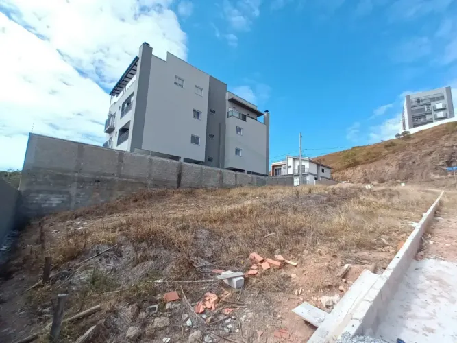 Terreno de esquina residencial/comercial