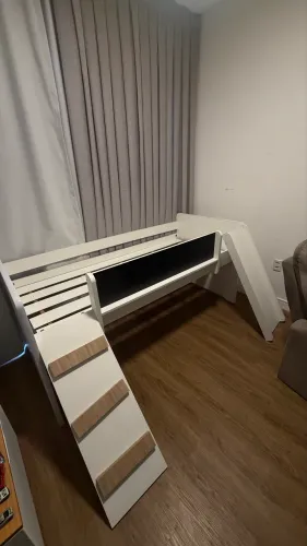 Cama solteiro infantil com escorrega, escada e lousa de giz