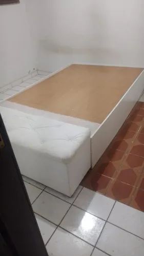Vendo cama king com baú, praticamente nova. Tel *