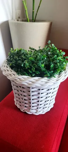 Cesto de vime com folhagem artificial