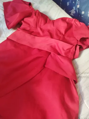 Macacão perfeito lindo demais tem apenas um pequeno rasgado atrás q pode ser costurado