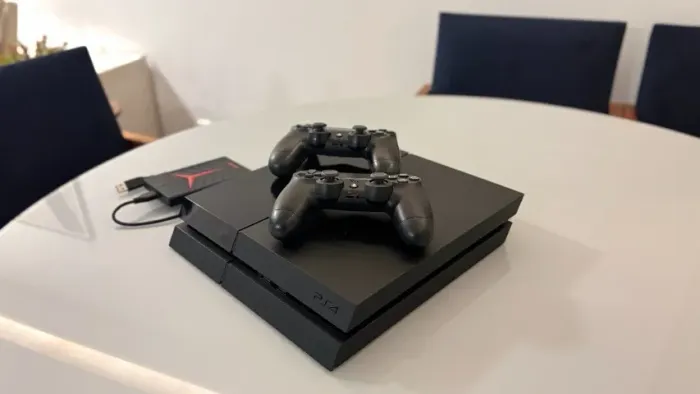 PS4 com leitor de disco - 2 Controles (1 original e recém comprado) e HD Externo de brind