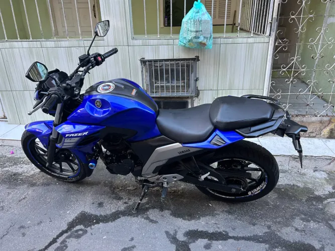 Vendo fz25 2022  conservada 