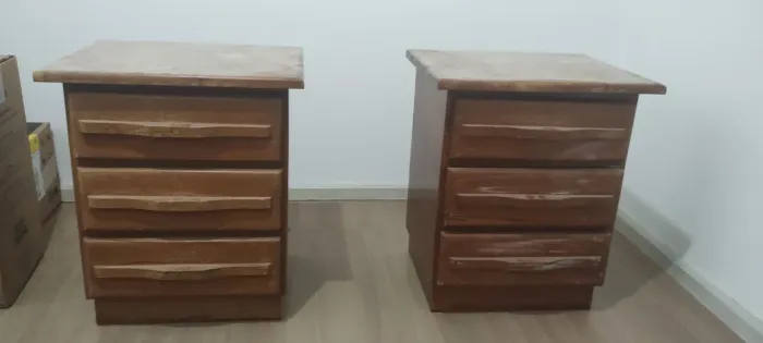 Conjunto de criados mudos de madeira maciça