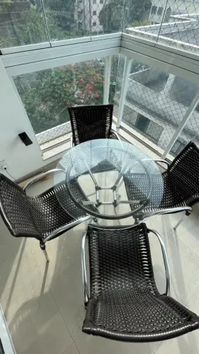 Conjunto Mesa Redonda com 4 Cadeiras em Fibra Sintética - Varanda/Jardim