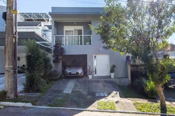 Casa com 3 dormitórios, suíte com closet e piscina no Condomínio Cinque Terre