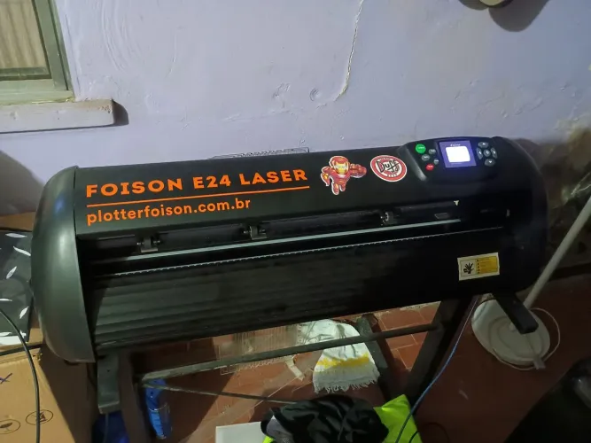 Plotter Foison E24 laser com pedestal e apoio de acrílico 
