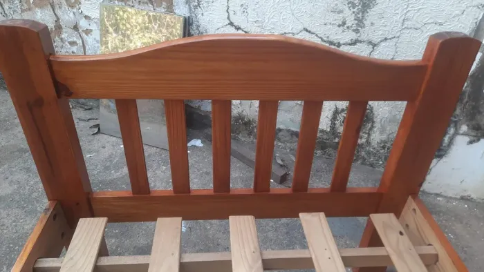 Cama solteiro de madeira