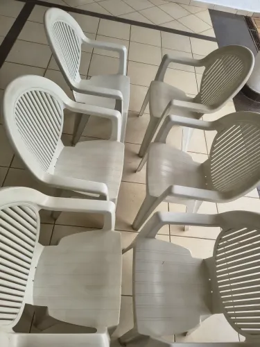 6 cadeiras poltronas plástica, brancas e encosto reforçado.Valor anunciado é por unidaden