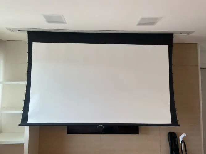 Tela de projeção embutida