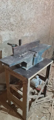 Plaina eletrica pequena