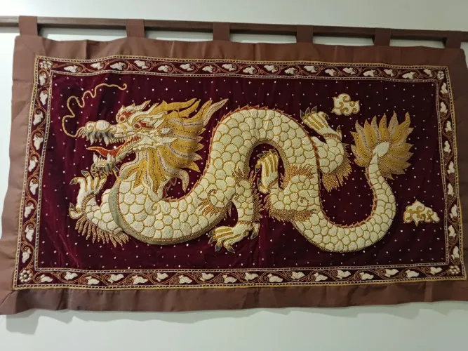 QUADRO EM TECIDO,  BORDADO EM ALTO RELEVO  DRAGÃO CHINÊS 
