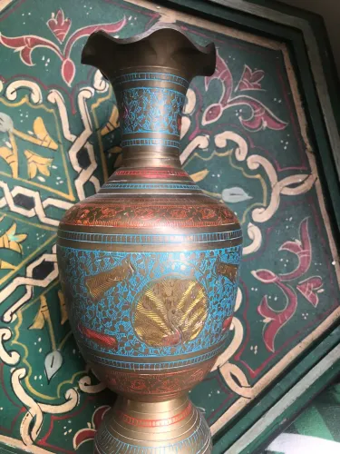 Vaso Indiano Antigo Latão Esculpido com 23 cm Altura