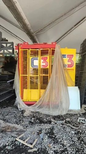 Elevador cremalheira 1.300kg, 6 paradas e torre galvanizada de 30 metros
