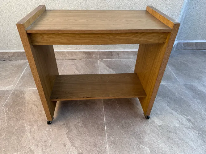 Mesa de apoio com rodas