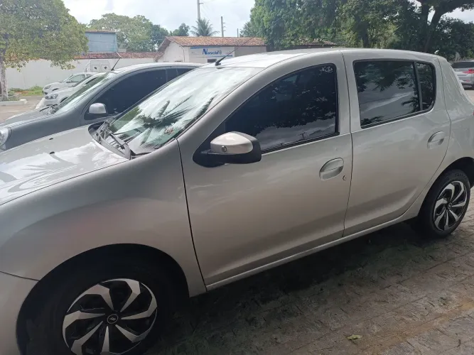 Renault Sandero Authentique Flex 1.0 12V 5P 2018.  Pneus novos, ótimo estado de 