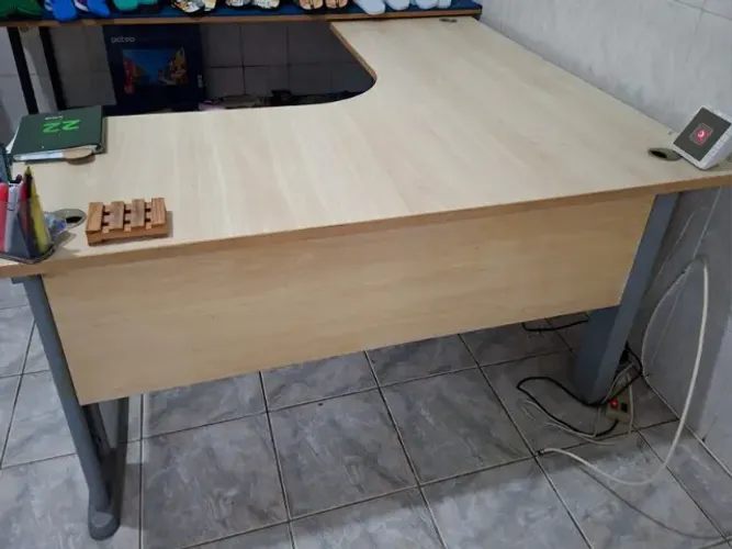 Vendo mesa de escritório 1,5m x 1,5m