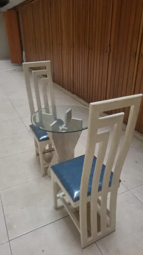 Mesa Redonda de Vidro 90 cm + 2 Cadeiras em Madeira - Excelente Estado