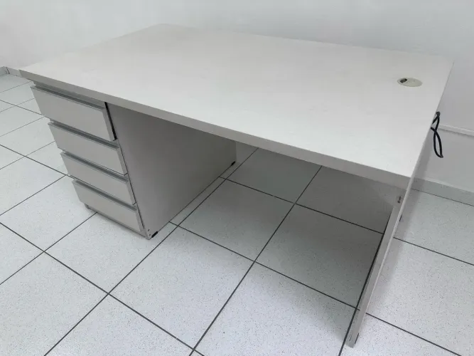 Mesa de escritório com gavetas