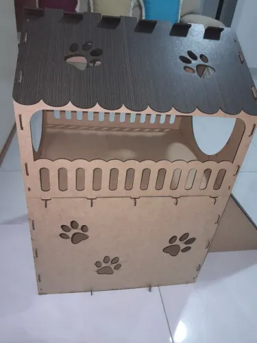 Casinha Pet Gato com arranhador em Mdf 2 andares para ambientes internos.