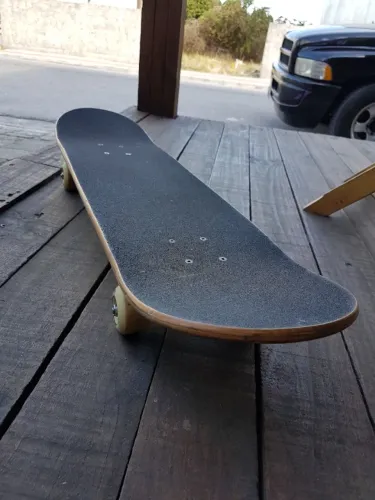 Skate com capacete e proteção para cotovelos, joelhos e mãos