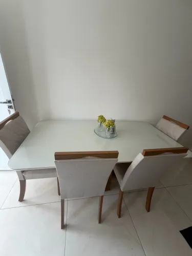 Mesa com seis cadeiras