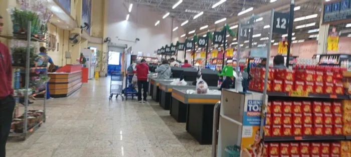 Supermercado com imóvel interior