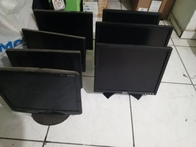 Lote de 5 monitores de 15 a 19 polegadas para retirar peças