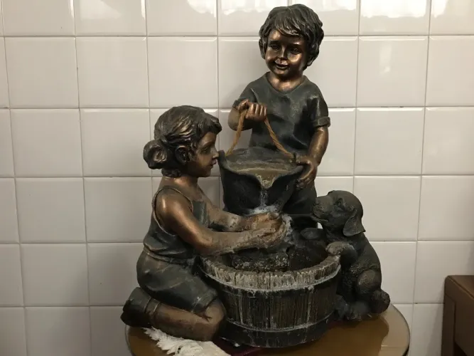 FONTE DE ÁGUA CRIANÇAS COM CACHORRO...Linda Fonte ...Original...Peça Unica