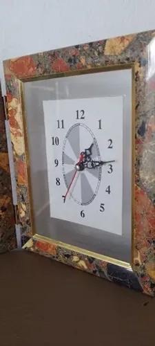 Relógio com porta retrato.
