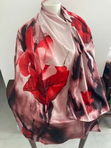 Lenço tipo seda ,novos , com Estampa Floral Elegante