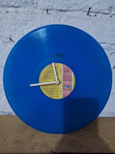 Relógio Artesanal Feito Em Um Vinil Na Cor Azul
