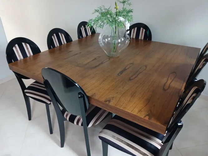 Mesa de Jantar Amadeirado com Laka Preto