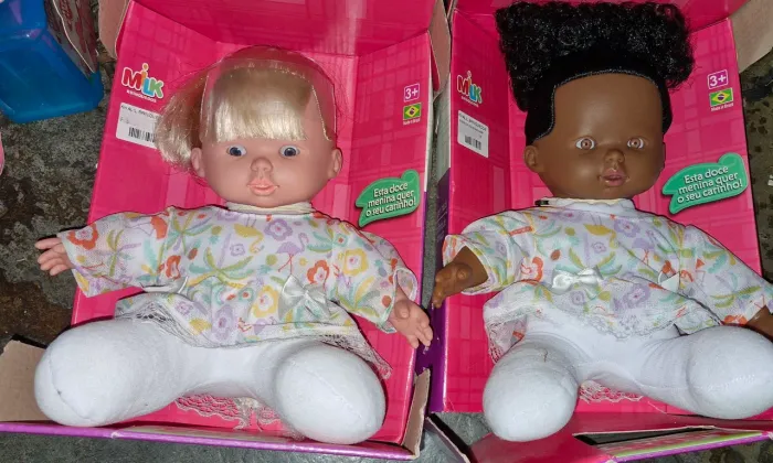 2 bonecas loira e negra marca milk novas