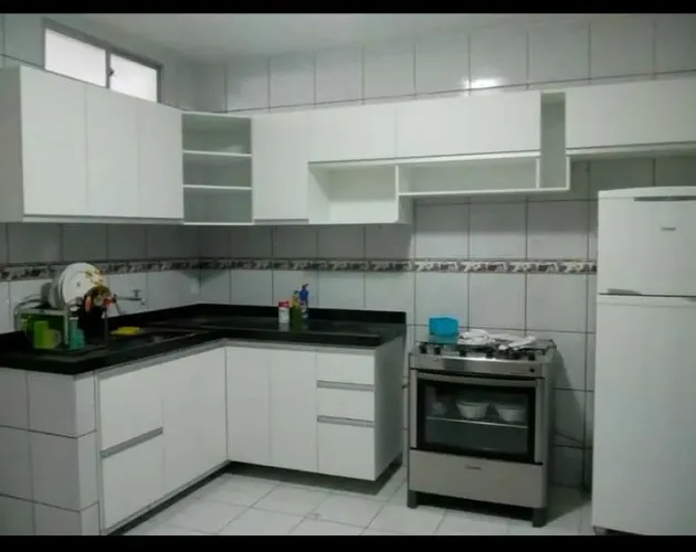Armários de cozinha brancos novos
