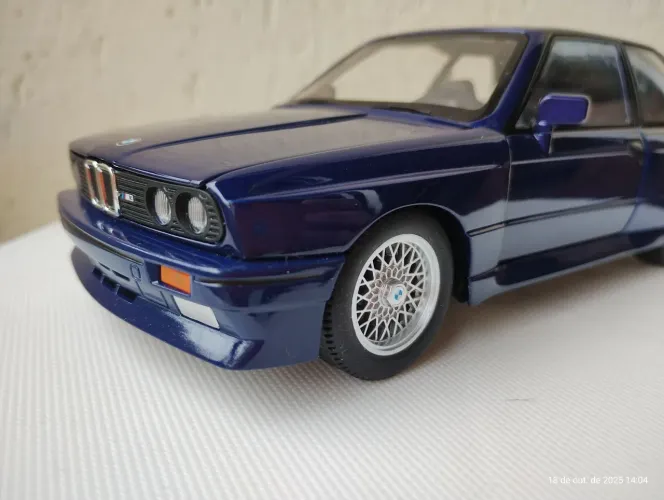 BMW M3 Escala 1:24 - Carro de Metal, Pneus de Borracha, Luzes e Som