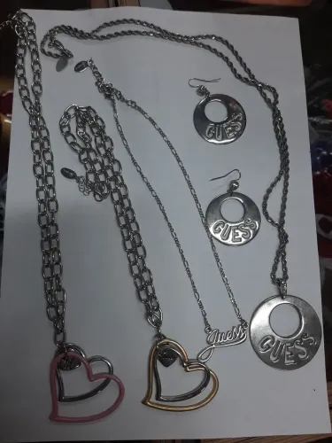 Conjunto de Bijuterias Guess - Colares e Brincos