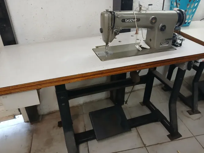 Máquina de costura reta