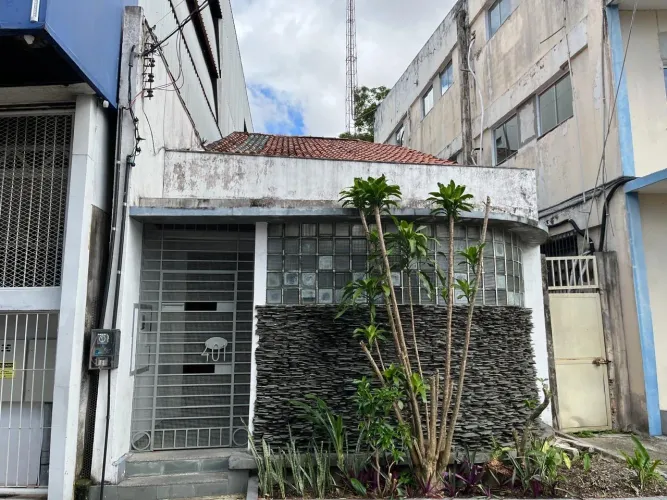 Casa à venda na Avertano Rocha 2/4(s) + studio e quintal por 640 mil