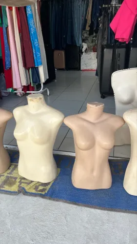 Manequim de loja 9 por 150 reais. 