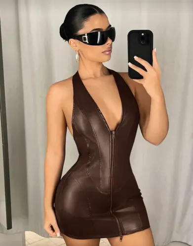 vestido curto marrom couro fake