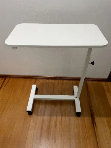 Mesa para refeição hospitalar com regulagem de altura e rodinhas