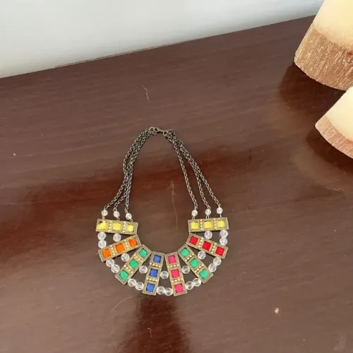 colar de bijuteria colorido