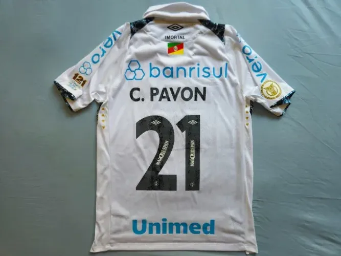 Camisa de jogo único do Grêmio, com patch em comemoração aos 121 anos