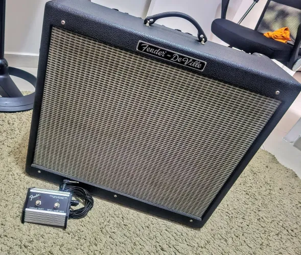 Amplificador Fender DeVille 2x12 válvulado