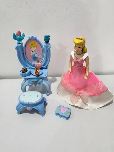 Kit Cinderela Miniatura e Penteadeira banqueta e acessórios- Colecionador