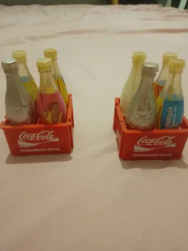 8 Mini Garrafas de coca cola com 2 grades - colecionável Atenas 2004.