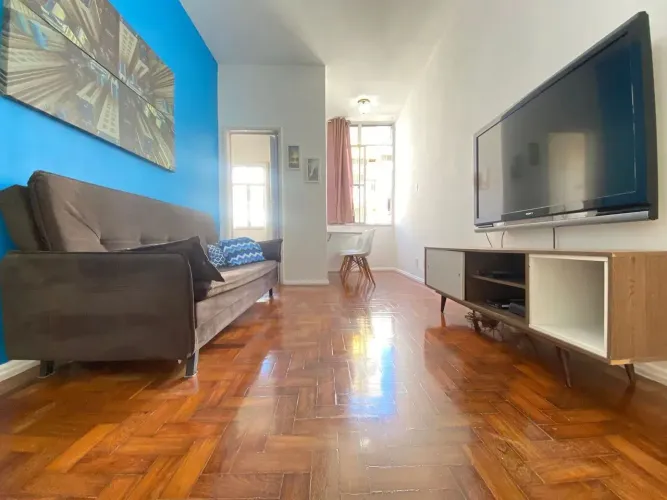 Imóvel para aluguel possui 52 metros quadrados com 2 quartos em Copacabana - Rio de Janeir