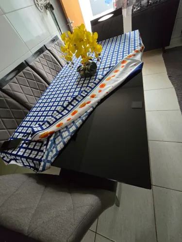 Mesa com tampo de vidro e 6 cadeiras